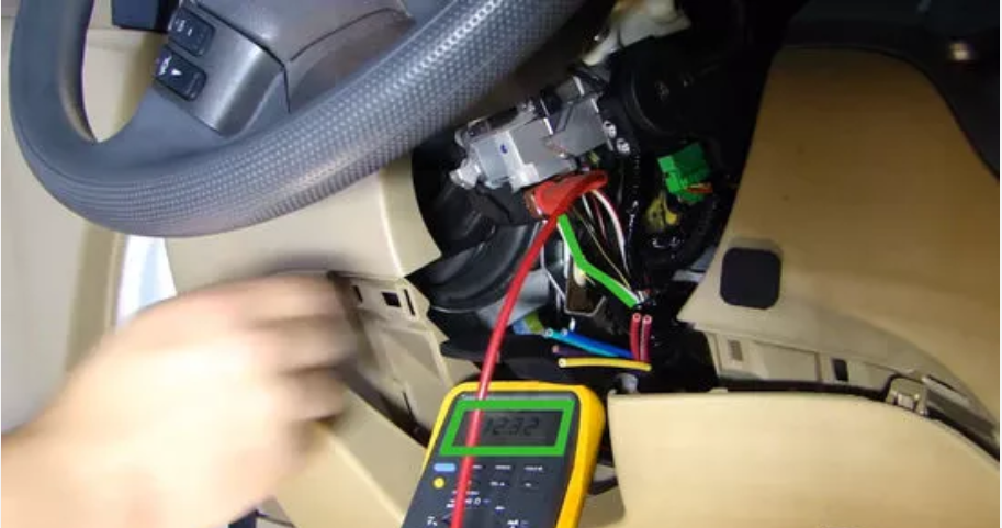 سیم ثابت 12 ولت را روی خودرو قرار دهید و سیم برق سیستم خود را به آن وصل کنید.